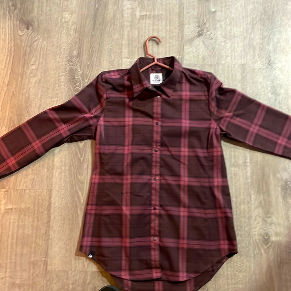 Women’s fly flow athletic flannel size medium